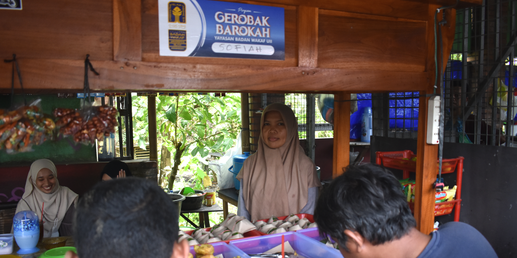 Terdampak Covid 19, Kini Ibu Sofiya Terus Putarkan Roda Perekonomian Keluarga Melalui Program Gerobak Barokah LAZIS UNISIA